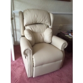 M/M Reading from Mansfield - New Nottingham recliner in cream leather